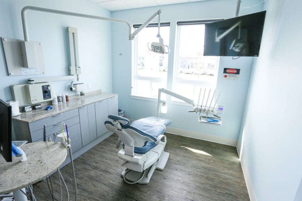 An image of an exam room at Alexandroff Dental